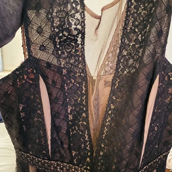 Elegant Black Lace Evening Dress - Picture 8 of 14